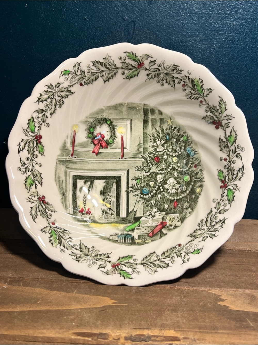 Vintage JOHNSON BROS. Merry Christmas Large 8 Inch Round Serving Vegetable Bowl